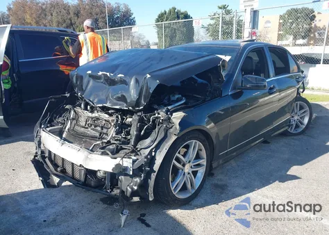 2013 Mercedes-Benz C 250 Luxury/Sport z USA, uszkodzony, nr VIN WDDGF4HBXDR298820